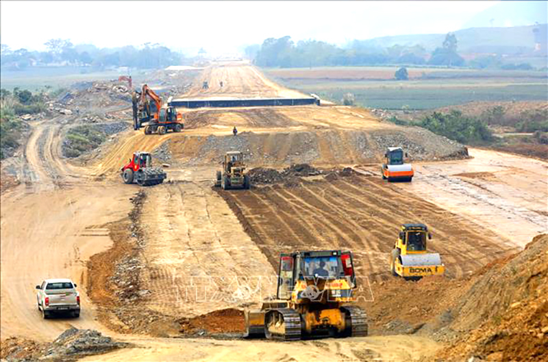 Thi công đoạn Mai Sơn-Quốc lộ 45, dự án cao tốc Bắc-Nam. Ảnh tư liệu: Huy Hùng/TTXVN
