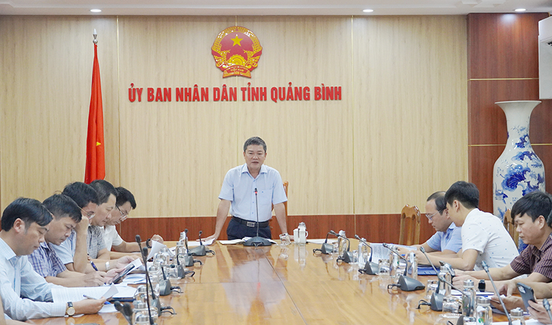 Đồng chí Phó Chủ tịch UBND tỉnh Phan Phong Phú phát biểu kết luận tại buổi làm việc.