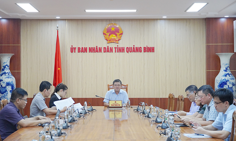 Đồng chí Phó Chủ tịch UBND tỉnh Phan Phong Phú và các đại biểu dự hội nghị tại điểm cầu tỉnh Quảng Bình