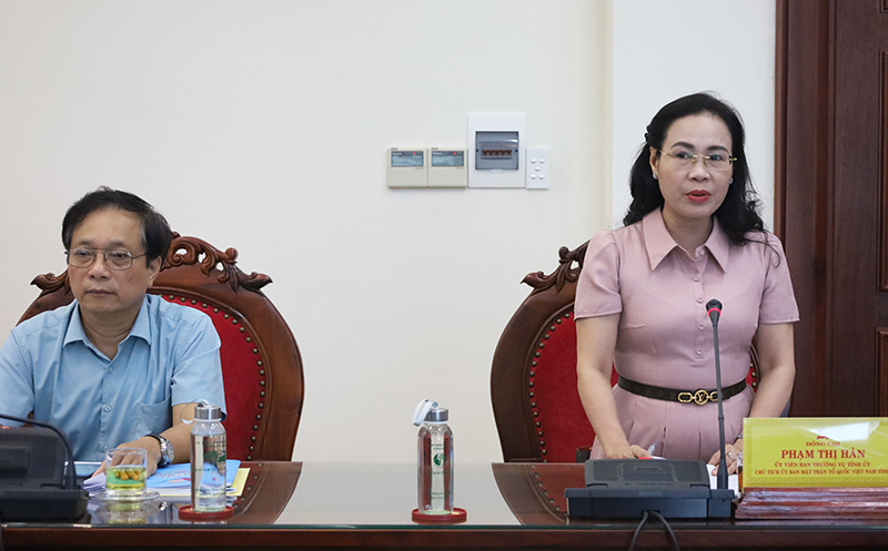  Đồng chí Chủ tịch Ủy ban MTTQVN tỉnh Phạm Thị Hân báo cáo công tác chuẩn bị đại hội.