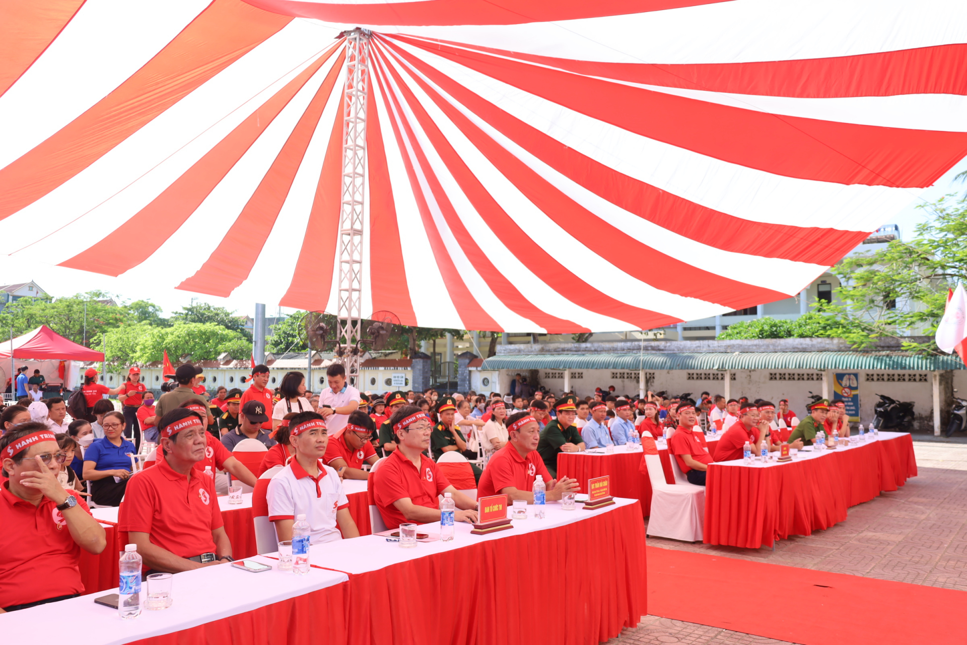 Các đại biểu dự lễ khai mạc. 
