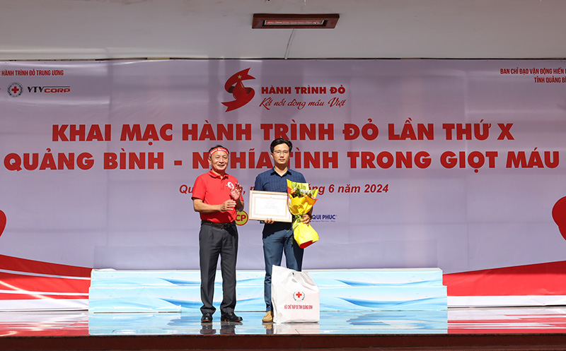 Đồng chí Phó Bí Thư Thường trực Tỉnh ủy Trần Hải Châu cho anh Lê Xuân Cường-điển hình với 34 lần hiến máu. 