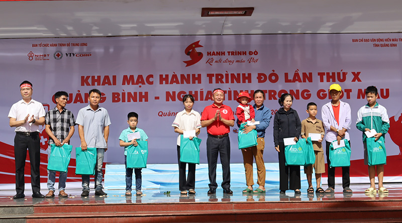 Đồng chí Phó Bí Thư Thường trực Tỉnh ủy Trần Hải Châu và đại diện doanh nghiệp trao quà hỗ trợ cho các bệnh nhân. 