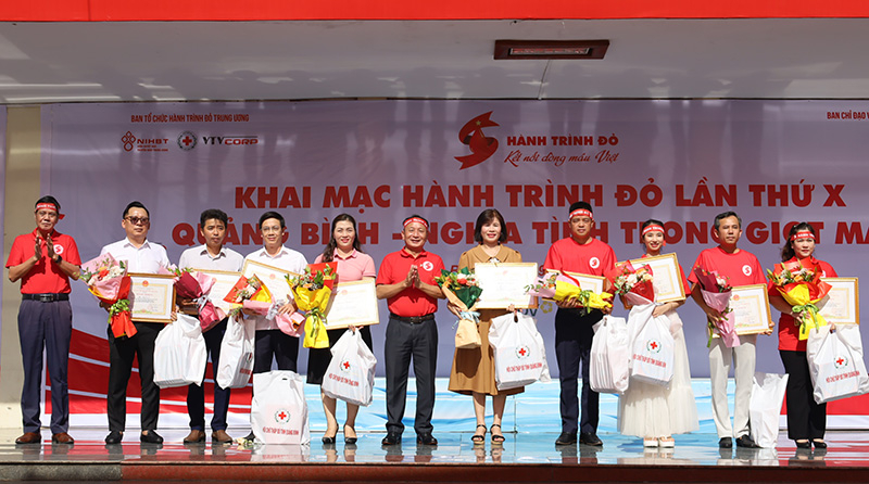 Các điển hình 15 lần hiến máu tình nguyện được Chủ tịch UBND tỉnh tặng bằng khen. 