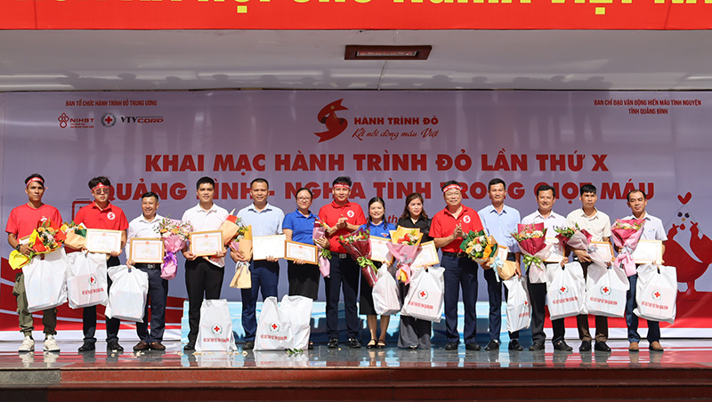 Các điển hình 10 lần hiến máu tình nguyện được Ban Chỉ đạo Vận động hiến máu tình nguyện tỉnh tặng giấy khen. 