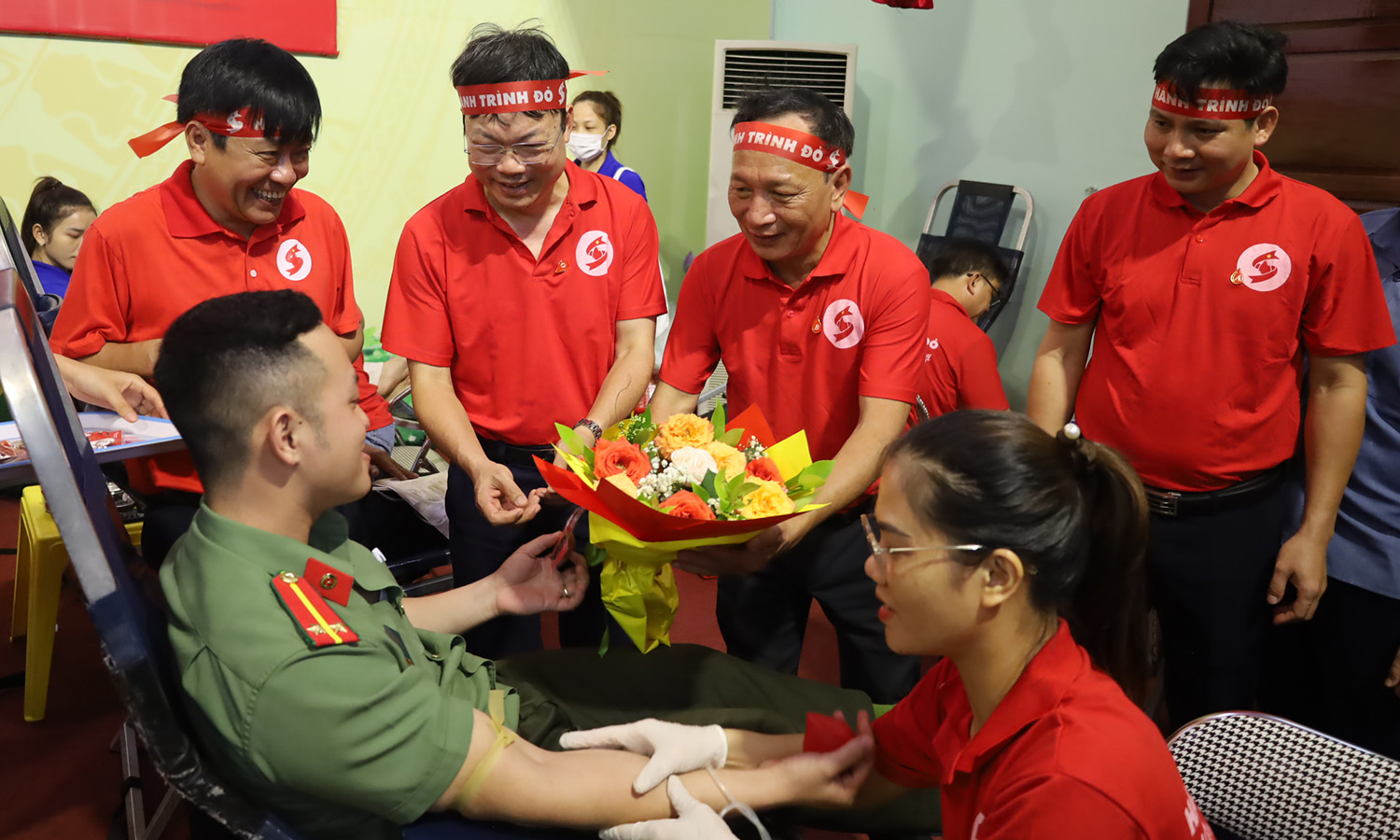 Đồng chí Phó Bí Thư Thường trực Tỉnh ủy Trần Hải Châu và các đại biểu thăm hỏi người dân tham gia hiến máu tình nguyện.