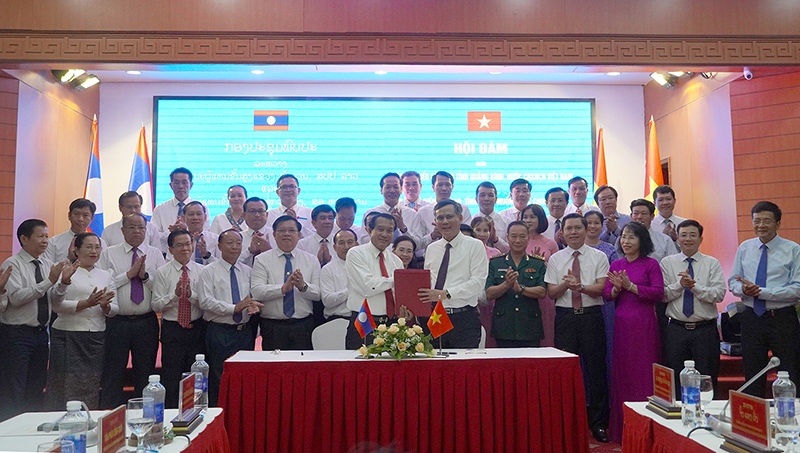 Lãnh đạo hai tỉnh Quảng Bình và Khăm Muồn ký kết Biên bản ghi nhớ với sự chứng kiến của thành viên hai đoàn cấp cao