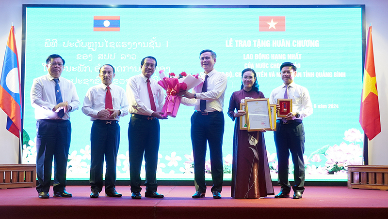 Đồng chí Bí thư, Tỉnh trưởng tỉnh Khăm Muồn Văn-xay Phong-sạ-vẳn trao Huân chương Lao động hạng Nhất cho Đảng bộ, Chính quyền và nhân dân tỉnh Quảng Bình