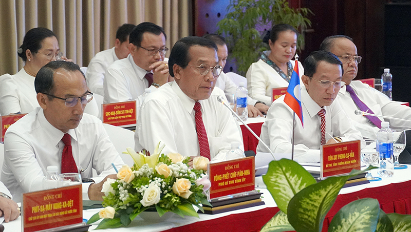 Đồng chí Bí thư, Tỉnh trưởng tỉnh Khăm Muồn Văn-xay Phong-sạ-vẳn phát biểu tại buổi hội đàm