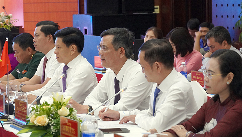 Đồng chí Phó Bí thư Tỉnh ủy, Chủ tịch UBND tỉnh Trần Thắng trao đổi tại buổi hội đàm  
