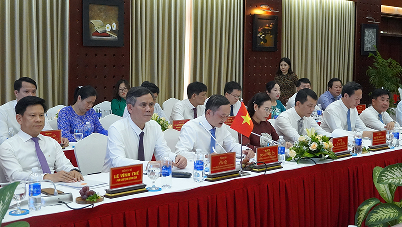 Đại biểu dự hội đàm