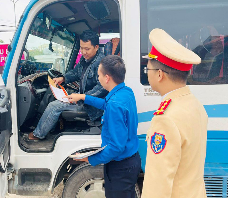 Phát tờ rơi tuyên truyền về TTATGT, góp phần xây dựng văn hóa tham gia giao thông an toàn trong cộng đồng.