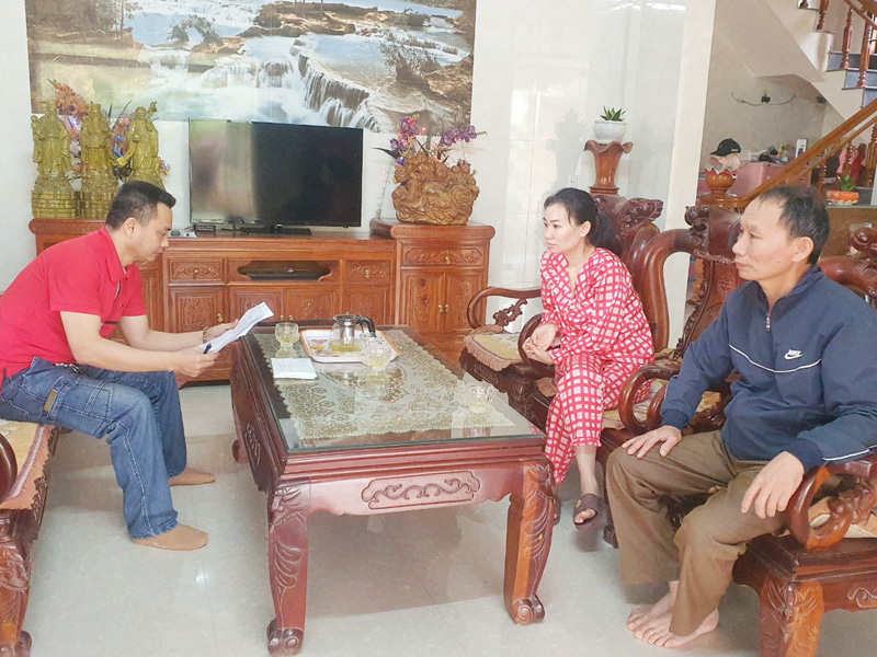 Phóng viên Báo Quảng Bình tiếp nhận kiến nghị của người dân (bìa phải) về việc bồi thường giải phóng mặt bằng thực hiện các dự án.