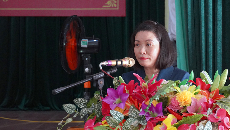 Đại biểu Nguyễn Minh Tâm, Phó trưởng đoàn chuyên trách Đoàn ĐBQH tỉnh báo cáo kết quả kỳ họp với cử tri