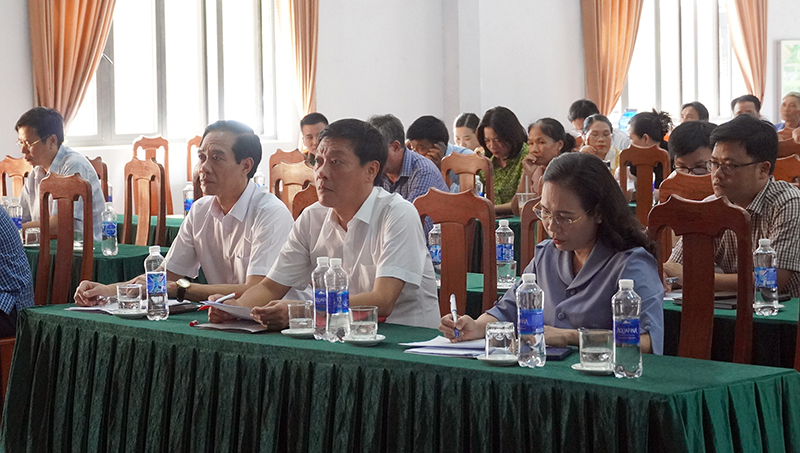 Đại biểu tham dự buổi tiếp xúc cử tri