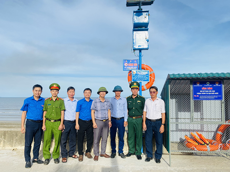 Hệ thống loa phát thanh tự động bằng pin năng lượng mặt trời gắn với nhà phao cứu sinh, biển cảnh báo đuối nước được đặt tại bờ biển Cảnh Dương