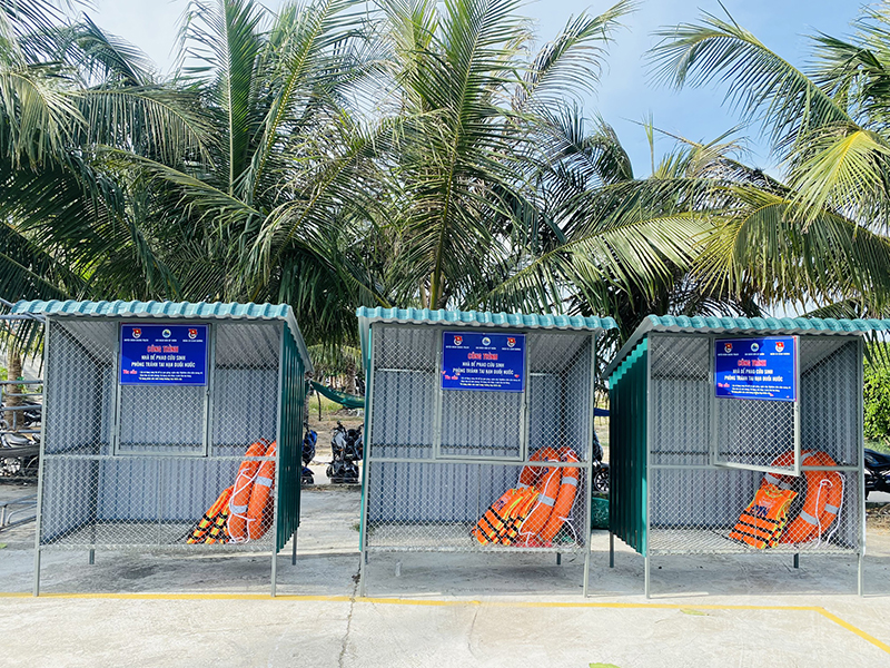 Hệ thống nhà phao cứu sinh được đặt ở bờ biển Cảnh Dương.