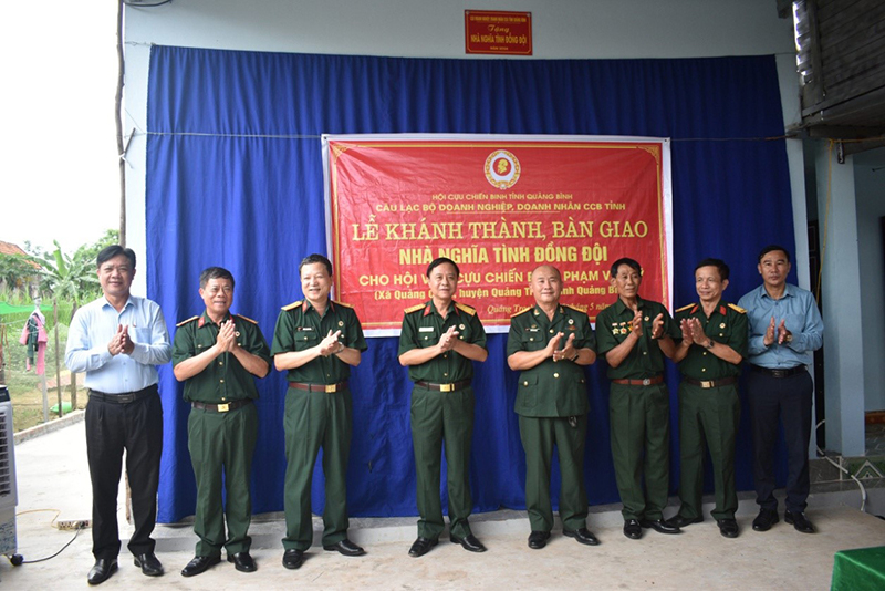 Đại diện lãnh đạo Hội CCB tỉnh dự lễ khánh thành và bàn giao nhà “Nghĩa tình đồng đội” tại huyện Quảng Trạch.