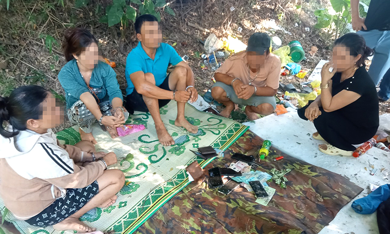 Các đối tượng đánh bạc bị bắt quả tang.
