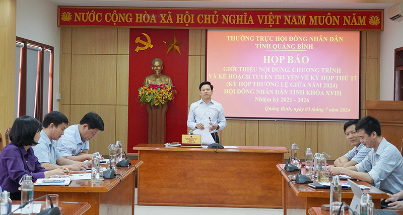  Đồng chí Phó Chủ tịch HĐND tỉnh Lê Vĩnh Thế phát biểu tại buổi họp báo.