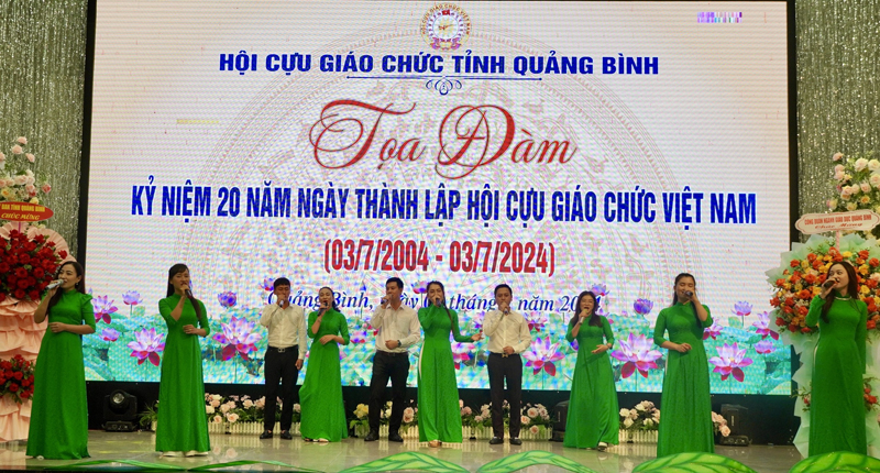Một tiết mục văn nghệ tại buổi tọa đàm.