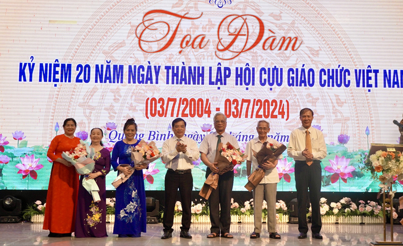 Tặng hoa cho lãnh đạo Hội CGC tỉnh qua các thời kỳ.