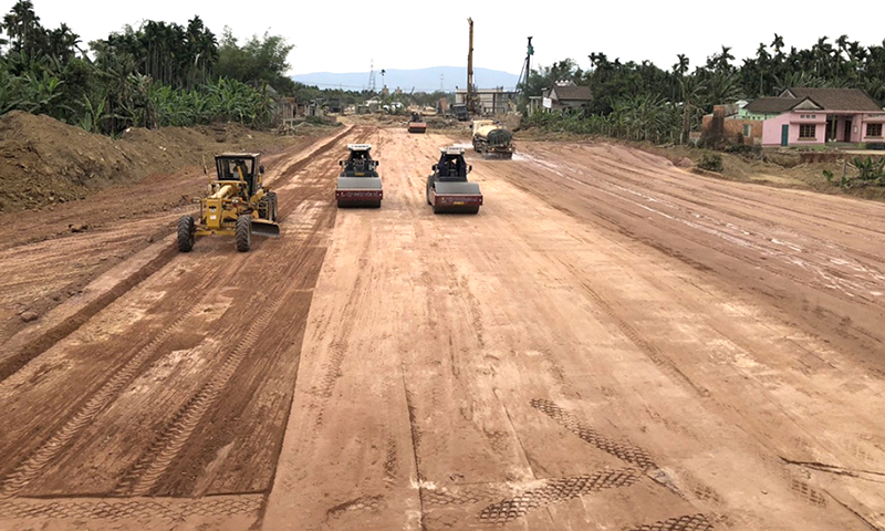 Tại nhiều địa phương, giải phóng mặt bằng (GPMB) vẫn là “điểm nghẽn” cản trở tiến độ thực hiện các dự án giao thông trọng điểm.