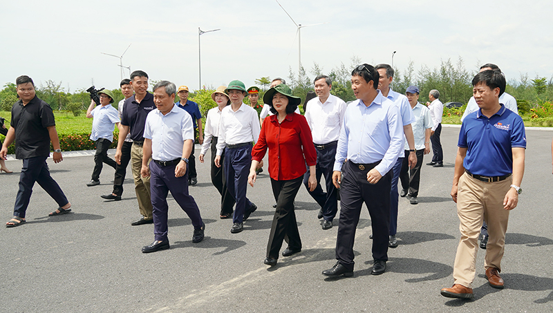 Đồng chí Trưởng ban Dân vận Trung ương Bùi Thị Minh Hoài và các thành viên đoàn công tác, các đồng chí lãnh đạo tỉnh thăm Cụm trang trại điện gió B&T