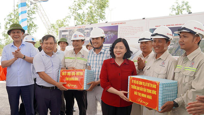 Đồng chí Trưởng ban Dân vận Trung ương Bùi Thị Minh Hoài và đồng chí Bí thư Tỉnh ủy Vũ Đại Thắng tặng quà cho cán bộ, công nhân thi công Dự án đường ven biển và cầu Nhật Lệ 3