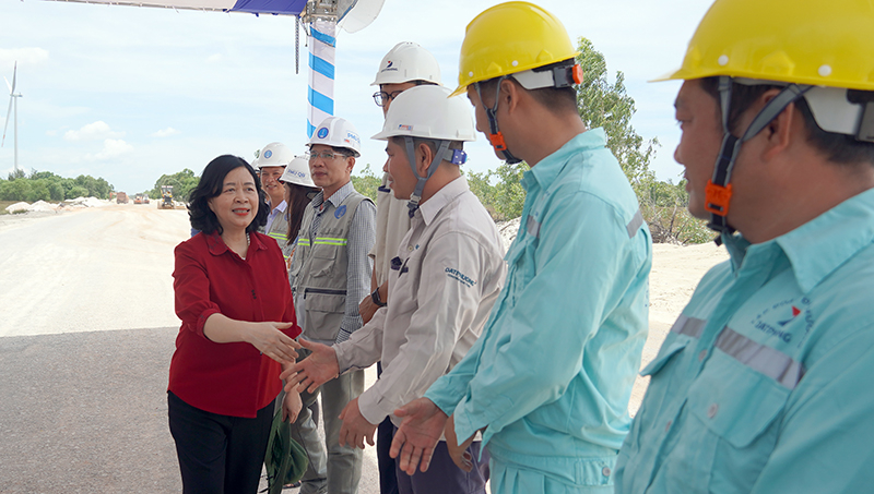 Đồng chí Trưởng ban Dân vận Trung ương Bùi Thị Minh Hoài thăm hỏi cán bộ, công nhân thi công Dự án đường ven biển