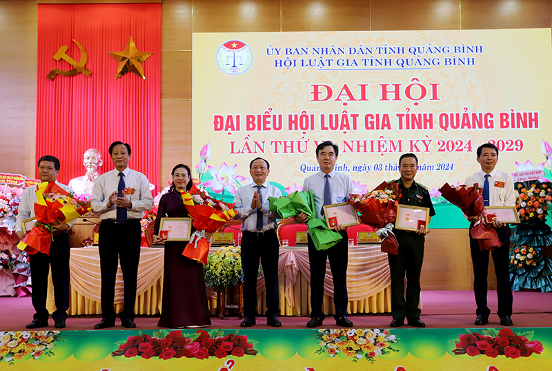 Các đồng chí lãnh đạo tỉnh nhận Kỷ niệm chương Vì sự nghiệp phát triển HLG Việt Nam