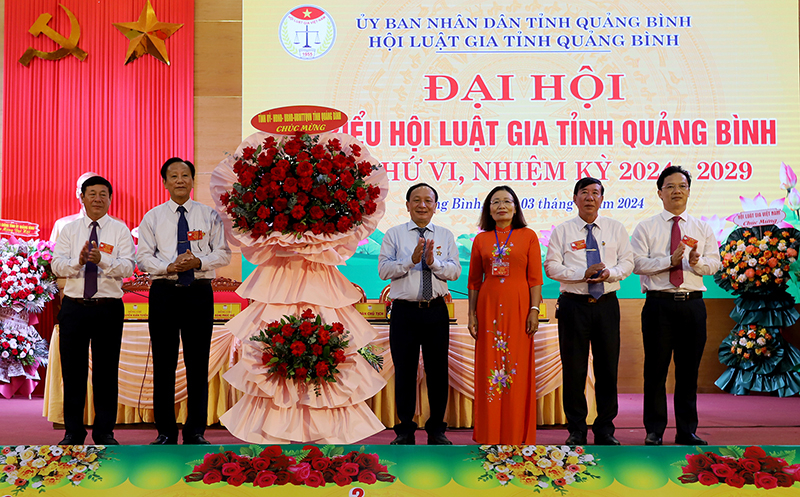 Đồng chí Trần Hải Châu, Phó Bí thư Thường trực Tỉnh ủy, Chủ tịch HĐND tỉnh tặng hoa chúc mừng đại hội
