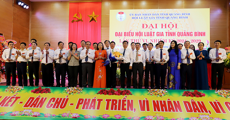 Đồng chí Đoàn Ngọc Lâm, Phó Chủ tịch Thường trực UBND tỉnh tặng hoa chúc mừng Ban chấp hành HLG tỉnh nhiệm kỳ 2024-2029