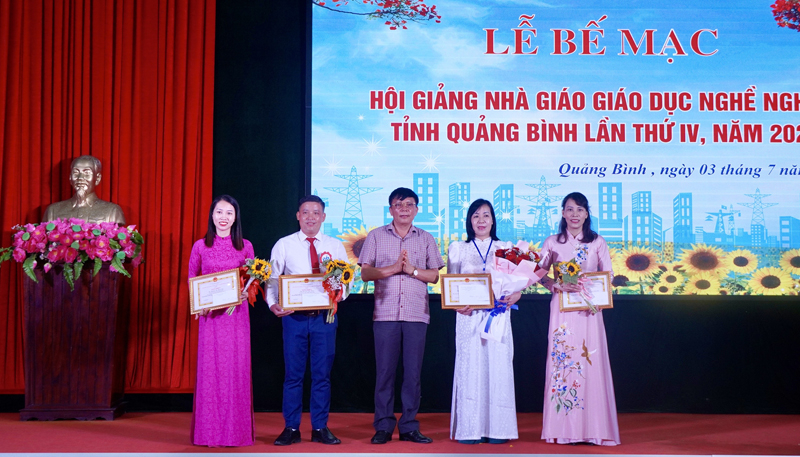 Đại diện lãnh đạo Sở Lao động-Thương binh và Xã hội trao giải nhất cho các tập thể, cá nhân xuất sắc tại hội giảng.