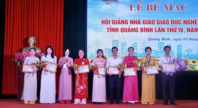 Trao giải nhì cho các tập thể, cá nhân xuất sắc tại hội giảng.
