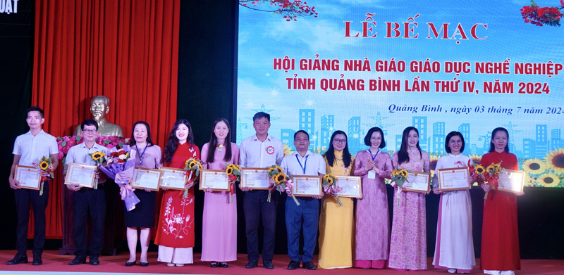 Các tập thể, cá nhân đoạt giải ba tại hội giảng.