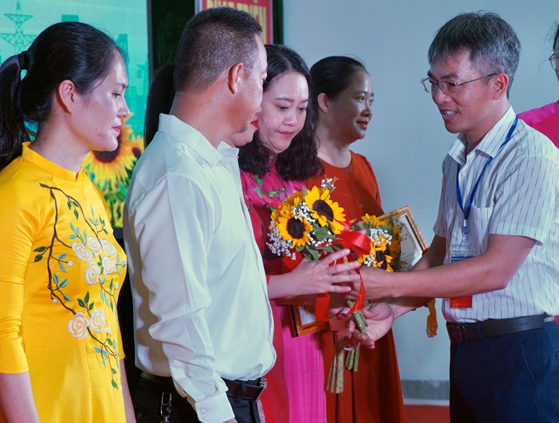 Trao giải cho các tập thể, cá nhân giành giải khuyến khích.