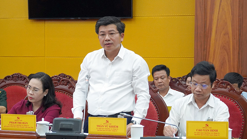 Đồng chí Trưởng ban Tổ chức Tỉnh ủy Trần Vũ Khiêm báo cáo những nét nổi bật trong công tác cán bộ