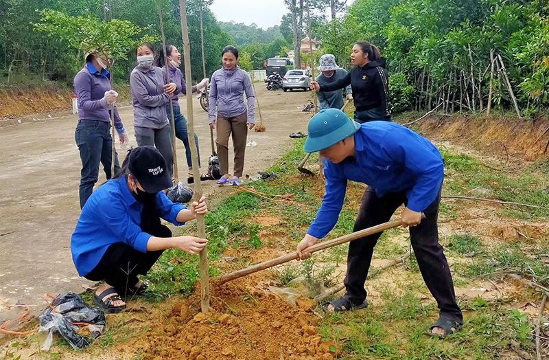 Tuổi trẻ Tuyên Hóa hưởng ứng các hoạt động bảo vệ môi trường.