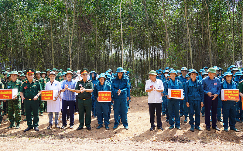 Đồng chí Phó Chủ tịch Thường trực UBND tỉnh Đoàn Ngọc Lâm và đại tá Phạm Văn Dũng, Phó tham mưu trưởng Quân khu 4 tặng quà cho các lực lượng tham gia diễn tập.
