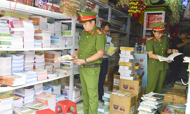 Lực lượng chức năng kiểm tra tại một cơ sở kinh doanh văn phòng phẩm.