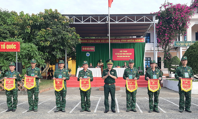 Đại diện lãnh đạo Bộ Chỉ huy BĐBP tỉnh trao cờ lưu niệm cho các đơn vị tham gia hội thao.