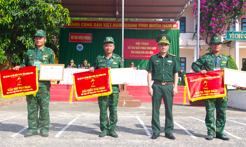 Đại diện lãnh đạo Bộ Chỉ huy BĐBP tỉnh trao các giải nhất, nhì, ba và giấy khen cho các đơn vị tham gia hội thao.