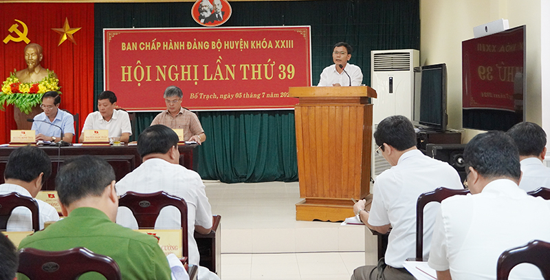 3. Đồng chí Phó Bí thư Thường trực Huyện ủy Bố Trạch Trần Văn Thăng báo cáo kết quả thực hiện 6 tháng đầu năm và kế hoạch 6 tháng cuối năm 2024.