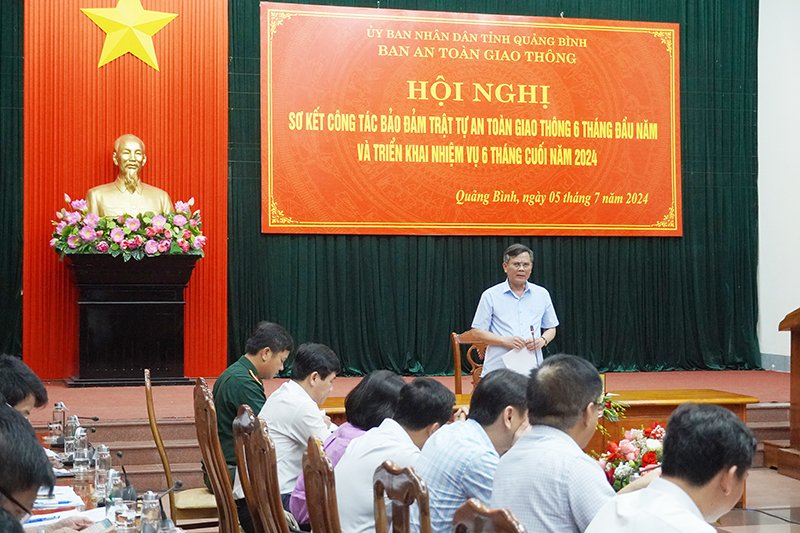 Đồng chí Chủ tịch UBND tỉnh yêu cầu các cơ quan, đơn vị, địa phương vào cuộc quyết liệt hơn nữa để phấn đấu năm 2023 là năm thứ 14 liên tục tai nạn giao thông trên địa bàn tỉnh giảm trên cả 3 tiêu chí.