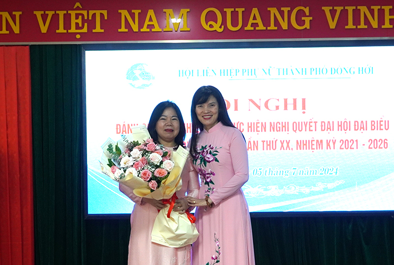 Đại diện lãnh đạo Hội LHPN thành phố tặng hoa đồng chí Ủy viên Ban Chấp hành Hội LHPN TP. Đồng Hới, nhiệm kỳ 2021-2026 chuyển công tác.