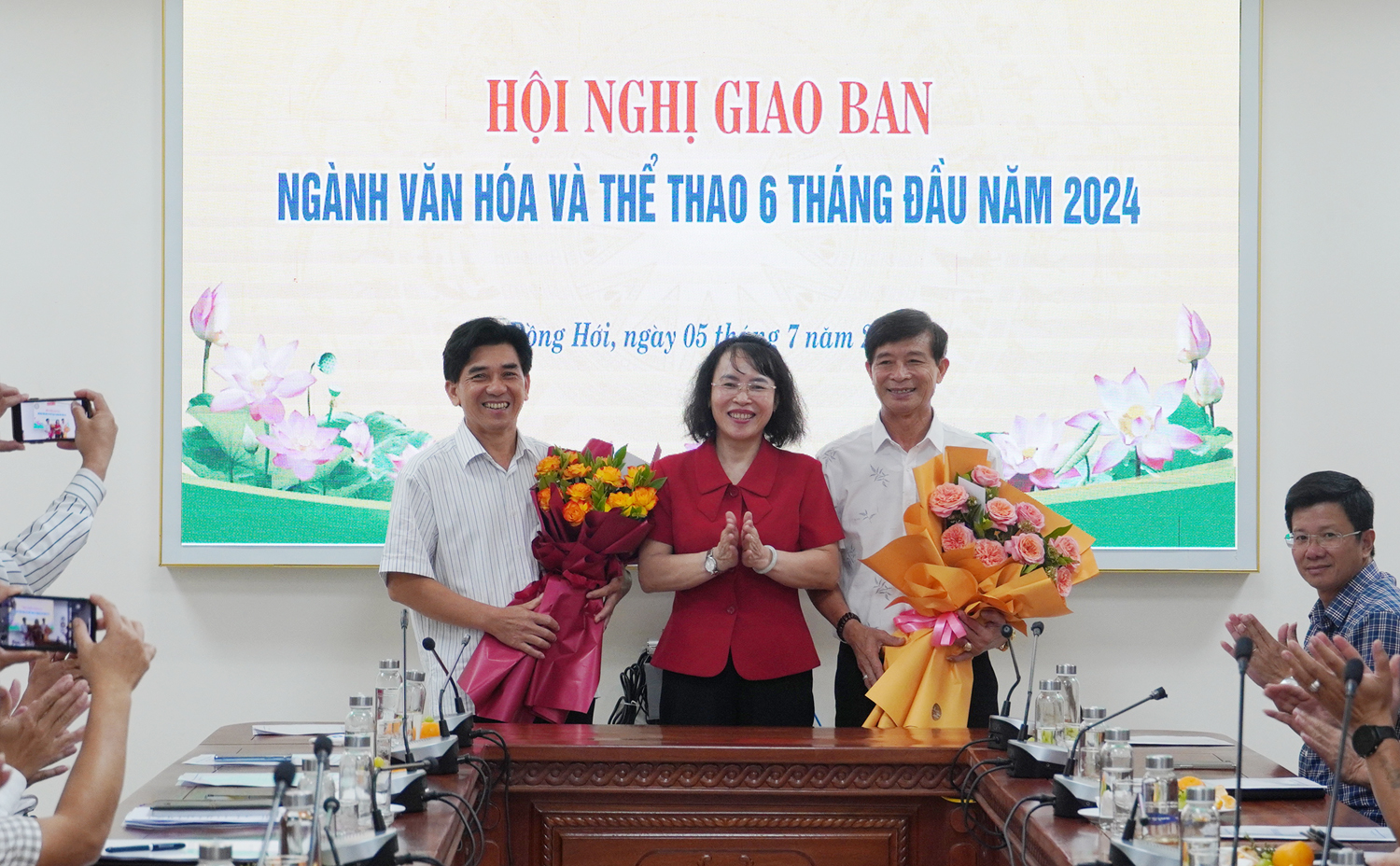 Lãnh đạo Sở VH-TT tặng hoa các đồng chí nguyên lãnh đạo Phòng Văn hóa-Thông tin; Trung tâm Văn hóa, Thể thao và Truyền thông các huyện, thị xã, thành phố nghỉ hưu, chuyển công tác.