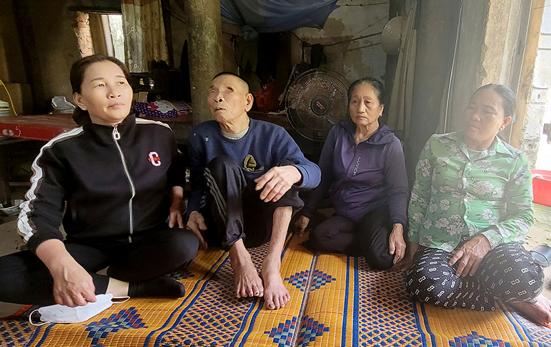 Cụ Phan Văn Các và các con gái trình bày sự việc với P.V.