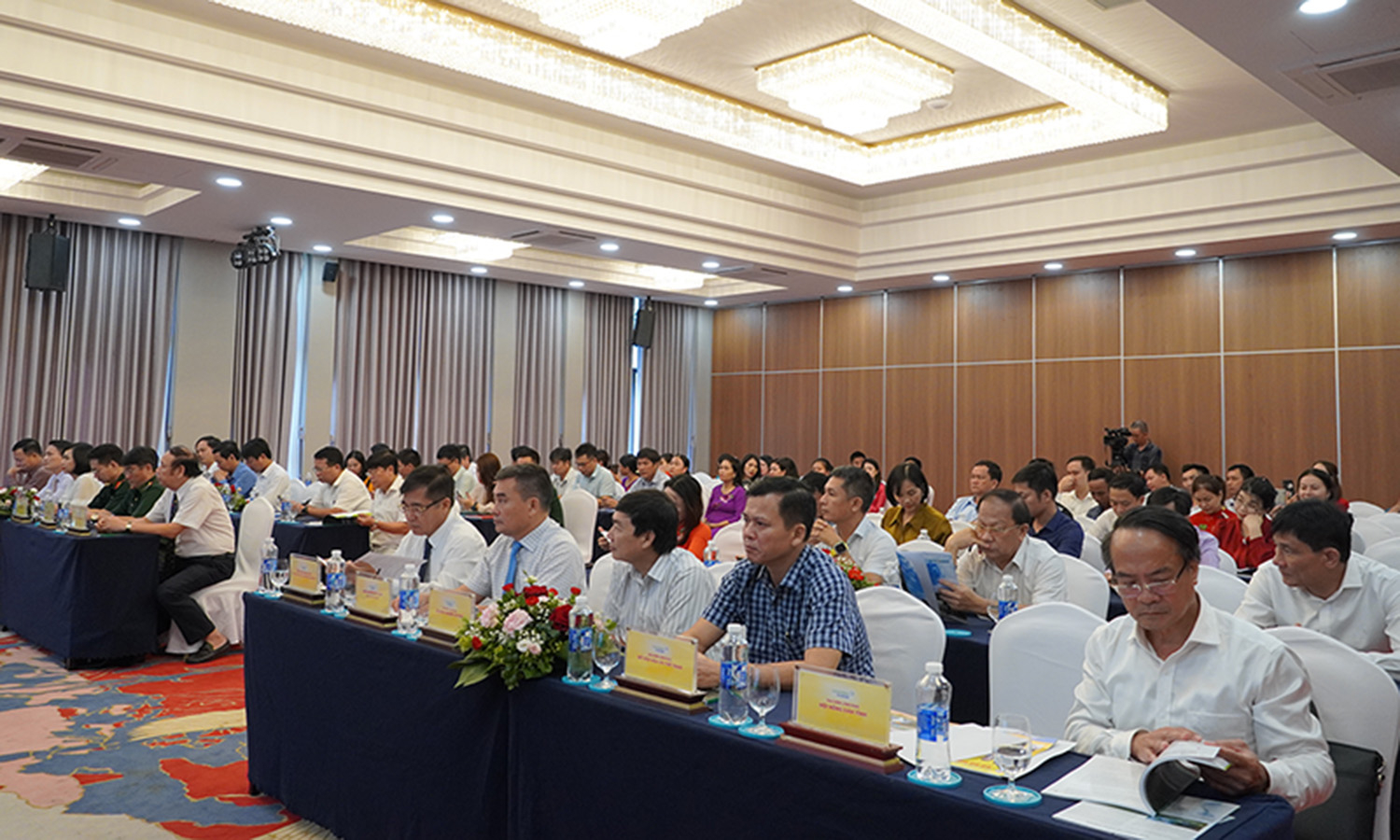 Các đại biểu tham dự hội thảo. 