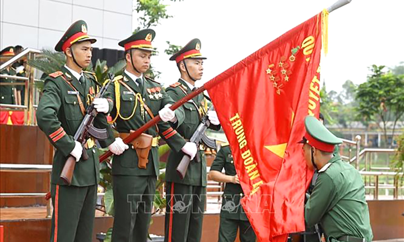 Chiến sĩ thực hiện nghi thức hôn Quân kỳ trong Lễ tuyên thệ. Ảnh: Hồng Pha/TTXVN